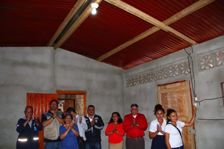 Electrifican 34 viviendas de la comunidad “Rancho Largo”