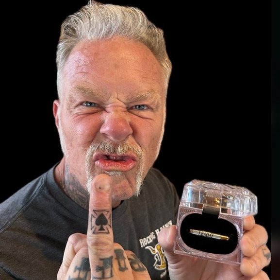 Vocalista de Metallica se realiza tatuaje con las cenizas del legendario líder de Motorhead