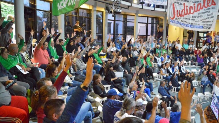 Trabajadores argentinos anuncian paro nacional para este 30 de abril