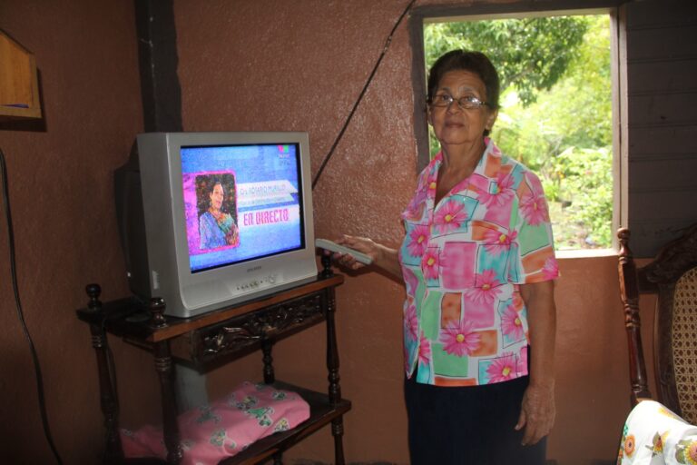 Familias de la comunidad “Prendedisos” cuentan con energía eléctrico