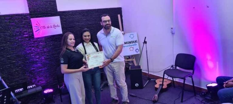 ALMA entrega reconocimiento a propietarios de negocios destacados