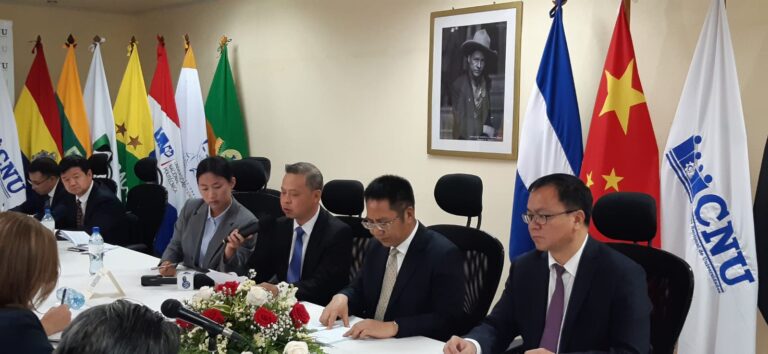 Delegación China y CNU abordan educación y becas universitarias