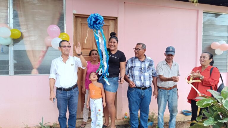 Entregan cuatro viviendas dignas en Bluefields