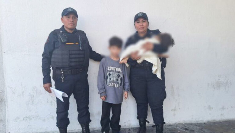 Encuentran a dos hermanos abandonados en una vivienda con rejas