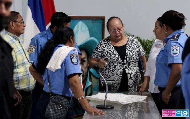 Presentan cartilla para prevenir las adicciones a trabajadores del MINT