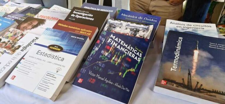 Realizan conferencia educativa dirigida a bibliotecarios y literatos