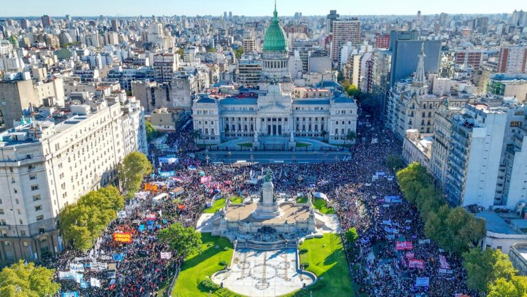 Milei responde con insulto a masiva marcha universitaria