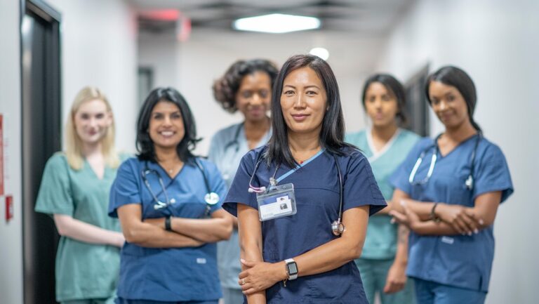 Estudio revela que mueren menos pacientes cuando son atendidos por mujeres