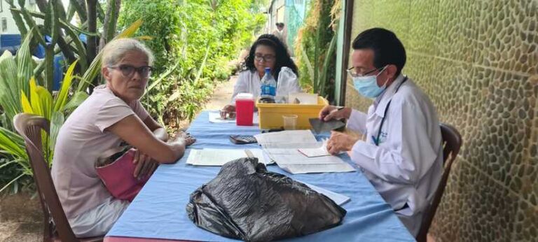 Atención médica a través de clínicas móviles llega al barrio Altagracia