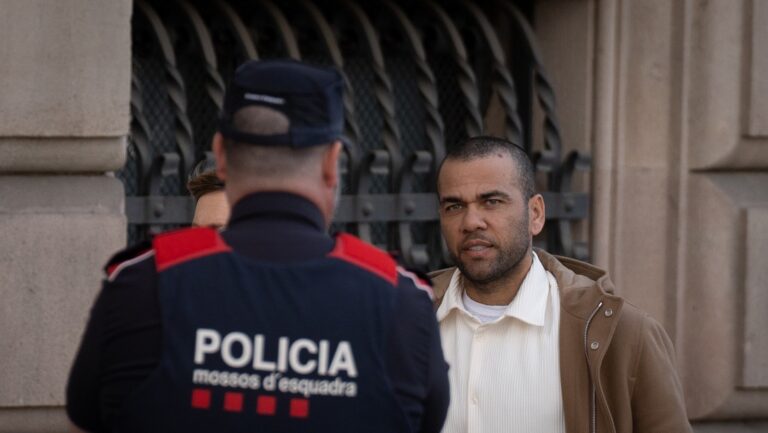 Estatua en homenaje a Dani Alves es retirada de su ciudad natal