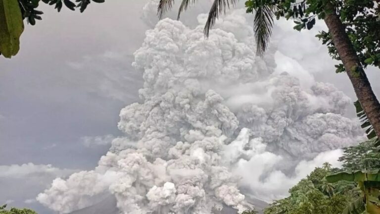 Indonesia eleva alerta al máximo nivel tras la erupción del volcán Ruang