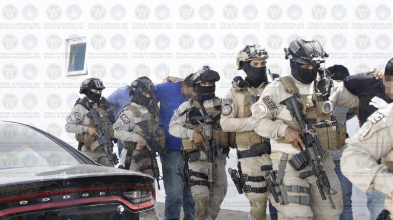 Detienen a grupo armado que asesinó a paramédicos en México