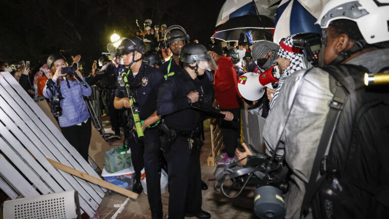 Policías intentan desalojar a manifestantes pro palestina en la Universidad de California