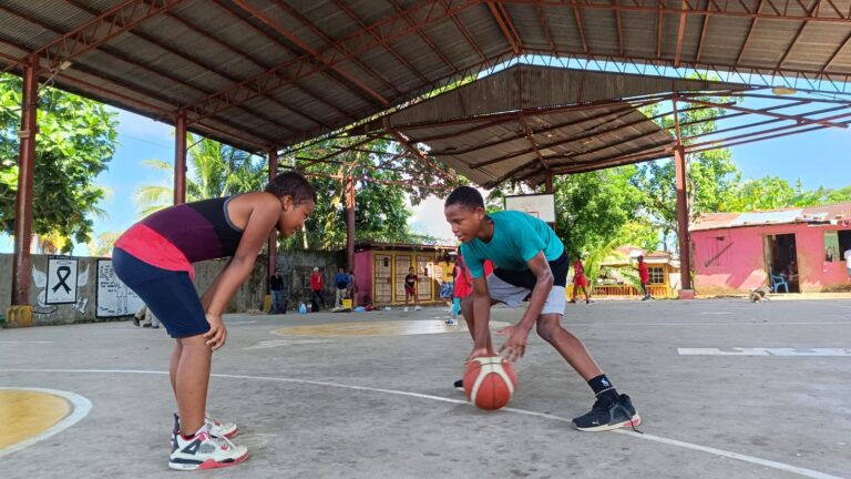 Inicia mejoramiento de una cancha en Bluefields