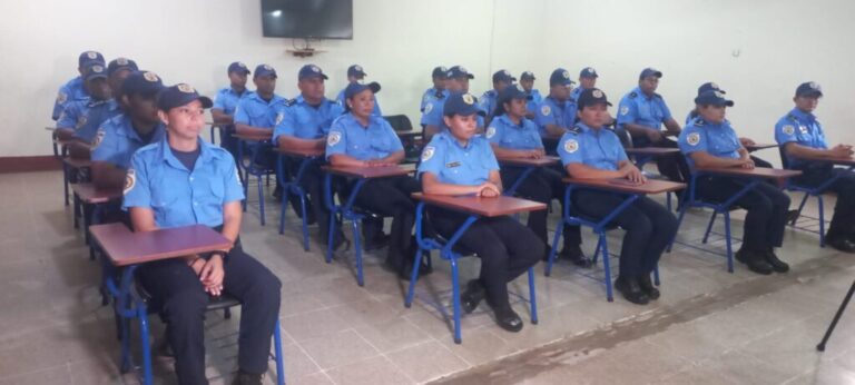 PN imparte curso sobre investigación de siniestros a bomberos del país