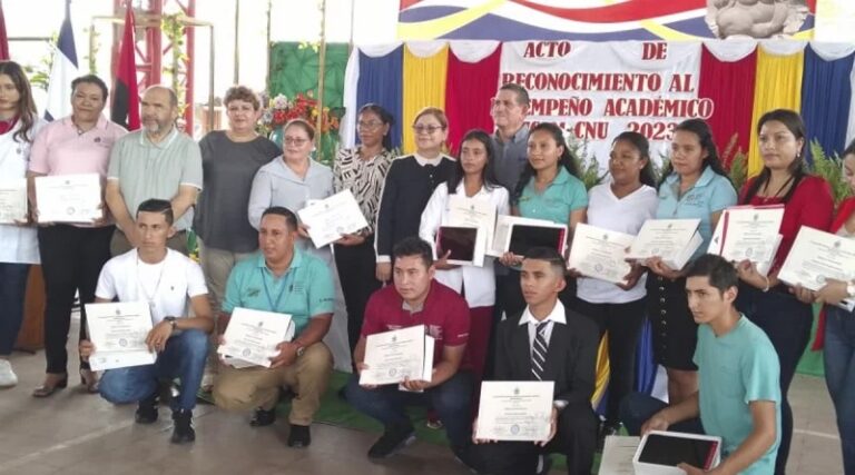Entregan reconocimientos a 15 estudiantes de Universidad en el Campo