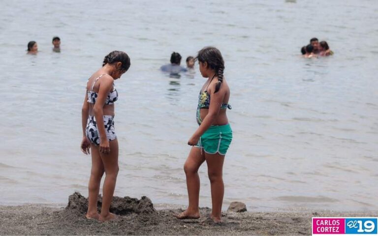Familias se refrescan en la Laguna de Xiloá