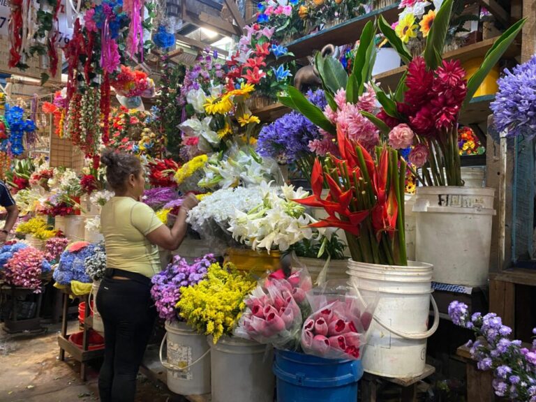 Comerciantes del mercado Roberto Huembes con el regalo ideal para mamá