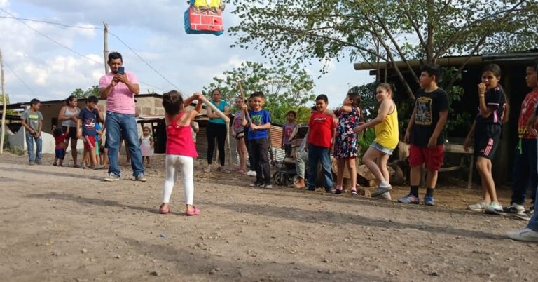 Realizan una tarde recreativa para los niños del barrio 17 de Julio