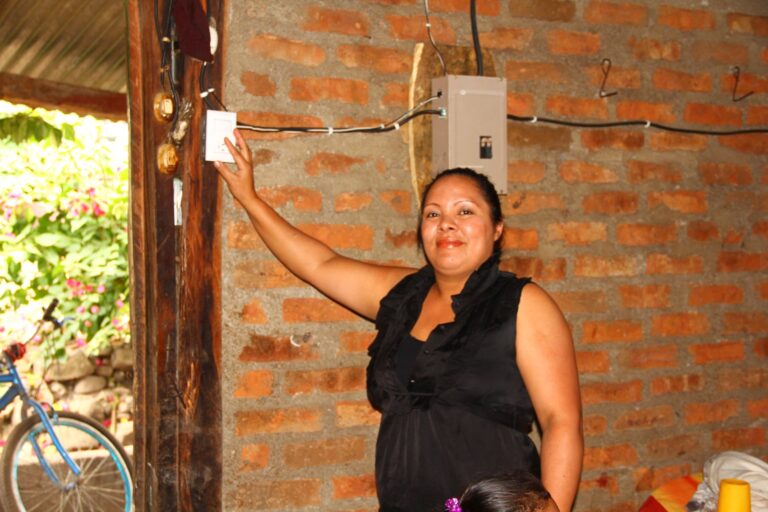 Electrifican 25 viviendas de una comunidad en Nandasmo