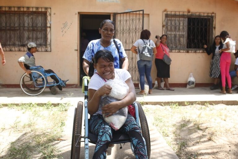 Entregan 34 paquetes alimenticios a personas con discapacidad