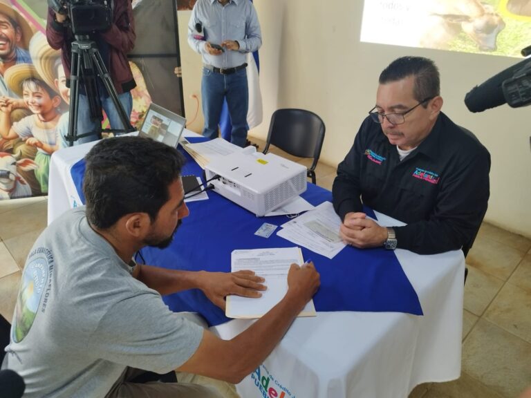 Programa Adelante entrega créditos a protagonistas de Managua