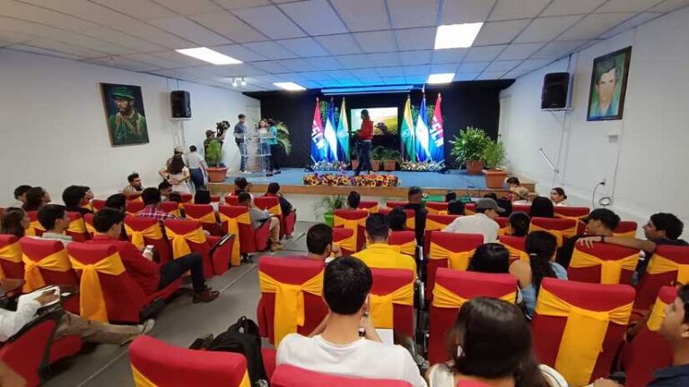 Capacitan a estudiantes de la UNA sobre Maquinaria Agrícola Actualizada