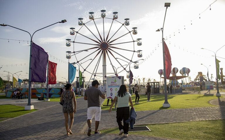 Familias visitan el Parque de la Alegría