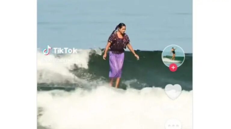 Mexicana se vuelve viral al surfear con su huipil