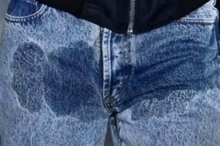 Diseñan pantalones con “marca de orina”