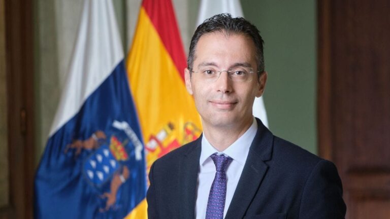 Desde una silla vigilará que la basura se deposite en su lugar