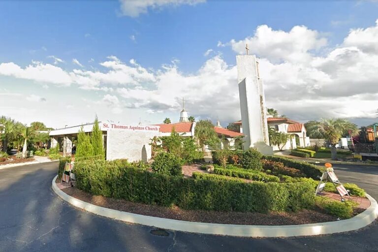 Sacerdote muerde mano a mujer