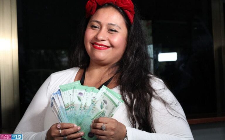 Trabajadores de la salud reciben su salario de Junio