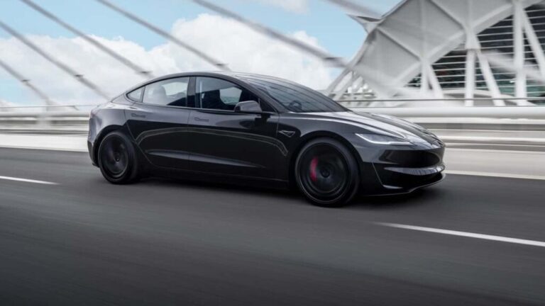 Encuentran a hombre excitándose con un Tesla