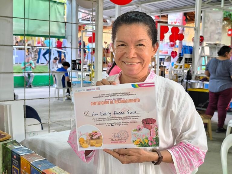 MEFCCA entrega reconocimientos a madres emprendedoras