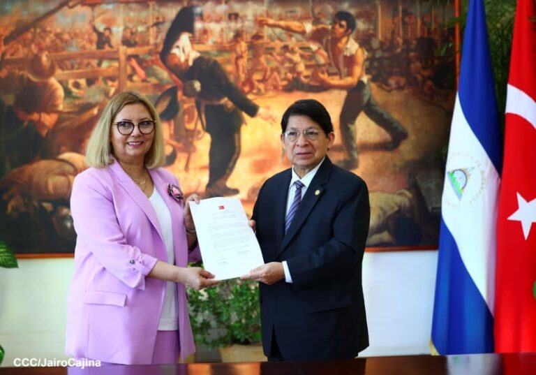 Embajadora de Türkiye presenta sus Copias de Estilo ante Canciller de Nicaragua
