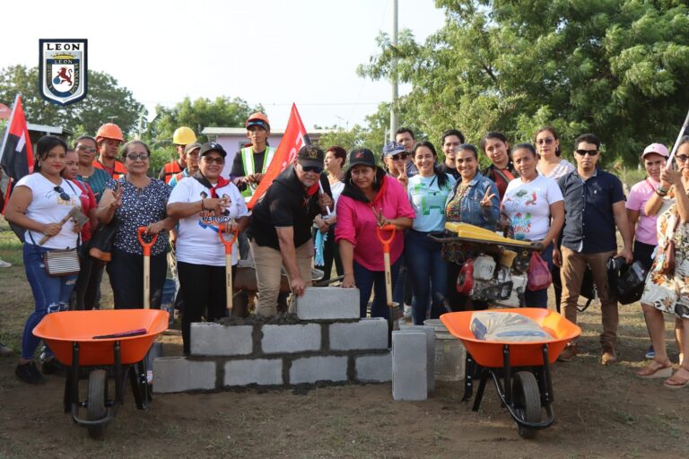 Realizan colocación de la primera piedra para la construcción de 60 viviendas en León