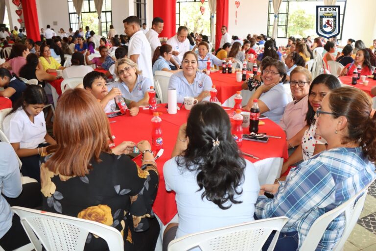 Entregan regalos, pasteles y canastas para las madres servidoras públicas de León