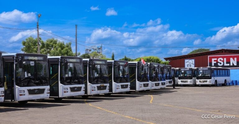 Gobierno entrega 124 buses chinos modernos distribuidos entre 12 cooperativas