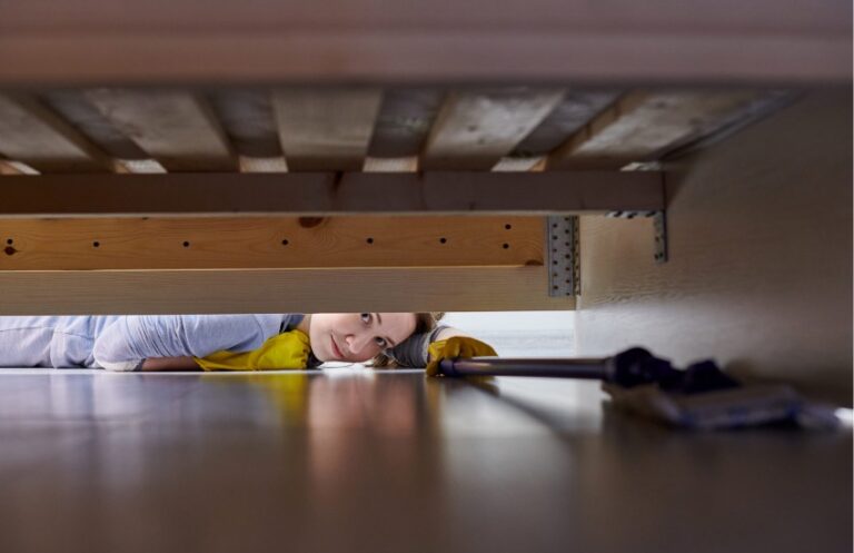 Descubre a un hombre viviendo debajo de su cama