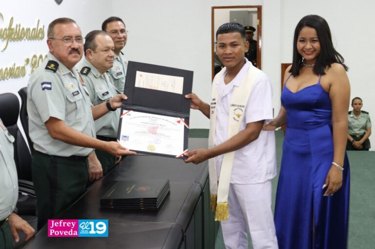 Se gradúan 74 licenciados en enfermería