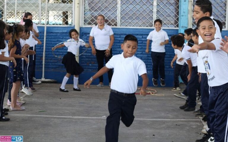 Niños estudiantes del Colegio 14 de septiembre celebran su día