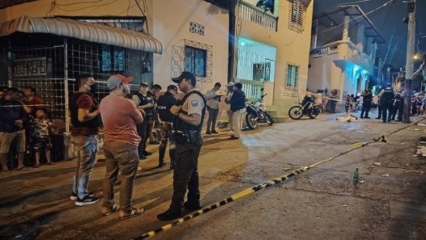 Sujetos armados asesinan a tres personas en Ecuador