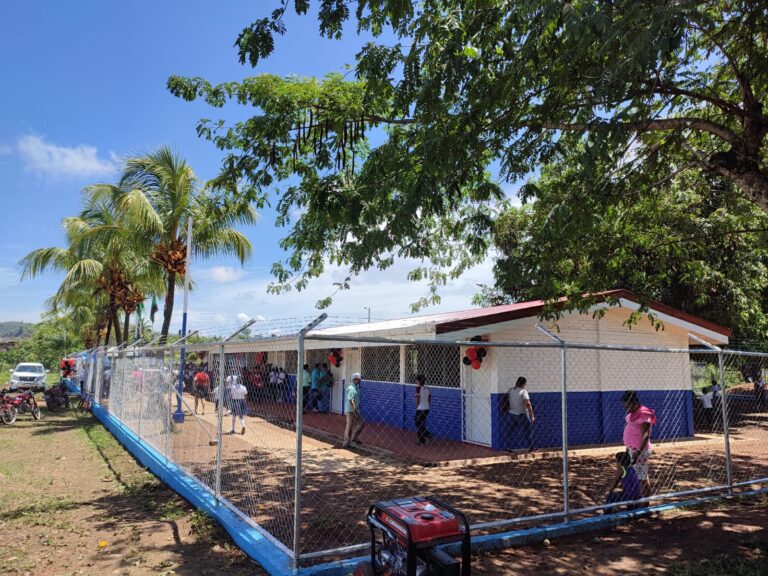 Rehabilitan centro educativo en la comunidad mayagna Tuahka