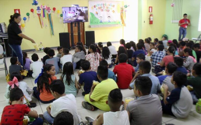 Realizan tarde de cine en Centro Escolar Barrilete de Colores