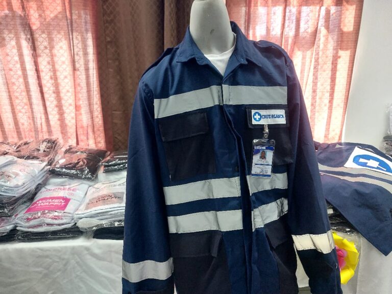 Cruz Blanca dota de uniformes y carnet a trabajadores