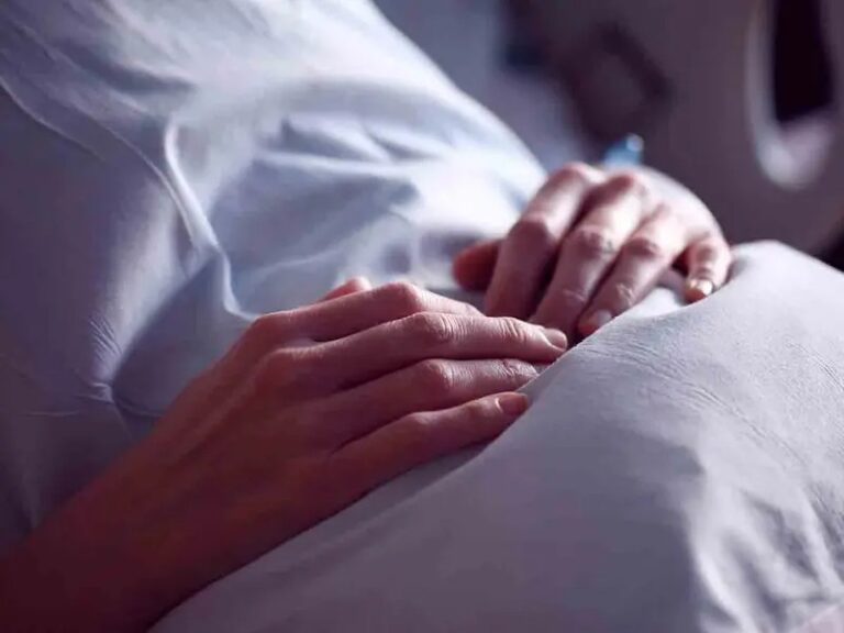 La operan de emergencia y jefe llega al hospital a comprobar si era cierto