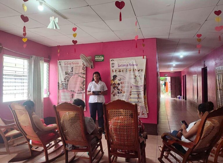 Jóvenes reciben charlas sobre buenos hábitos de nutrición