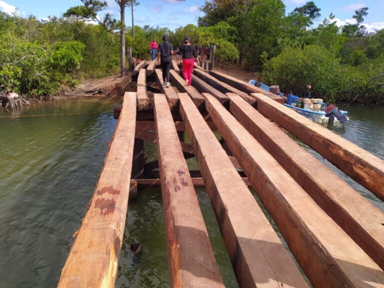 Supervisan avances de la construcción del puente sobre río Tuapí
