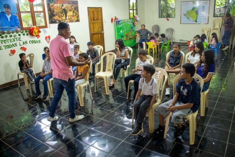 Niños aprenden sobre el cuido de los recursos naturales